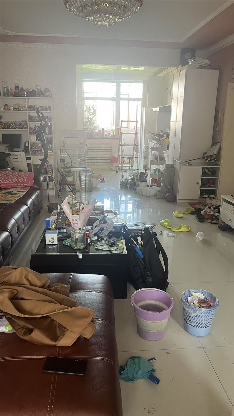 开荒保洁擦玻璃