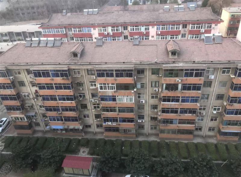 此房在二楼两室一厅，双气，位置优越，楼下公交站和超市，周围遍布医院商街，幼儿园和学校，近火车站。