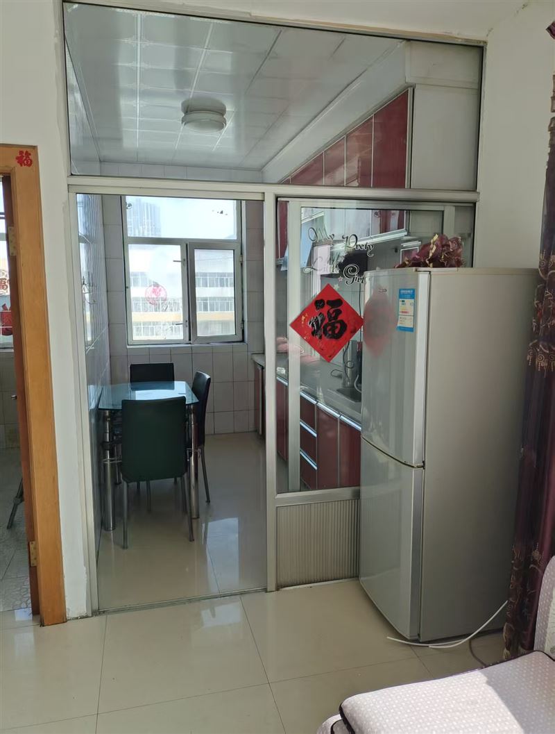 卖楼:育才苑六楼非顶楼，下楼就是七小和市政府幼儿园，离逸夫中学也近，64.7平15万