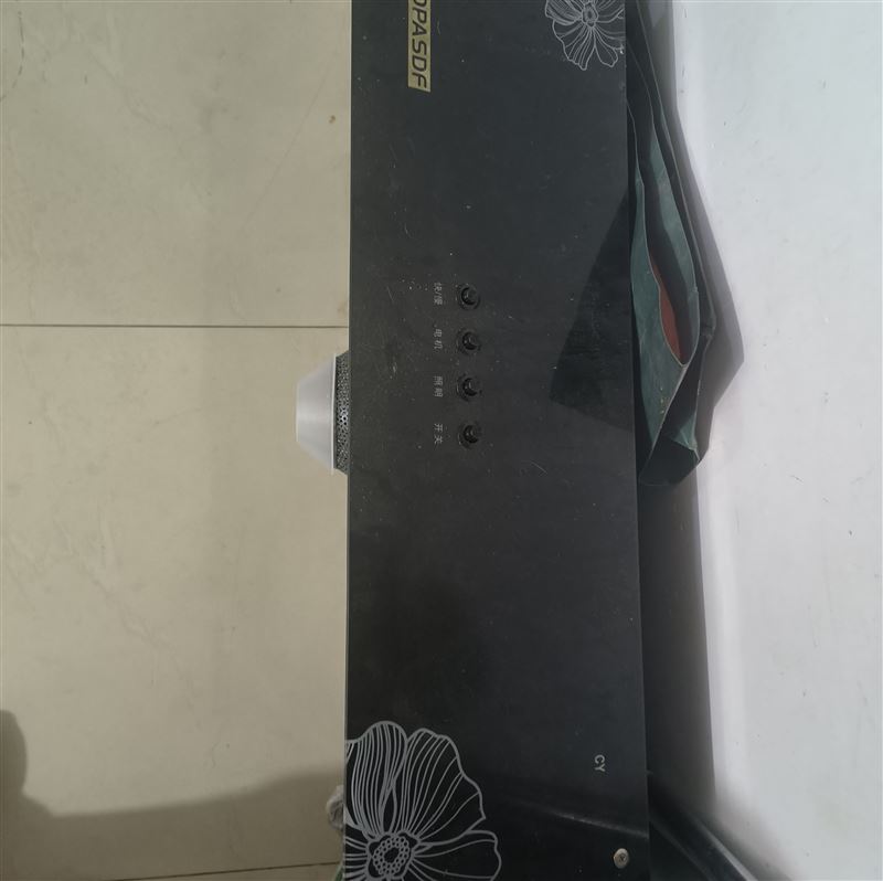 消毒筷子柜。抽油烟机。双人电热炕。