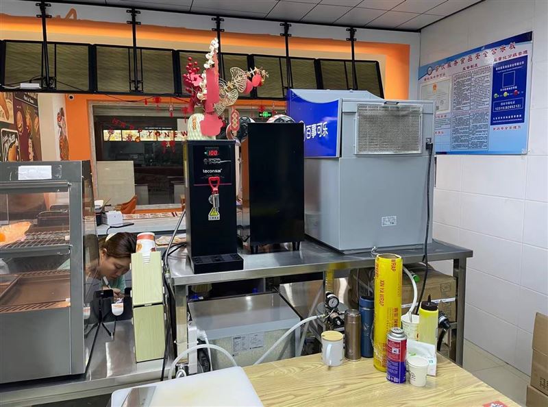 茄子河中小学旁边堡斯丁在对