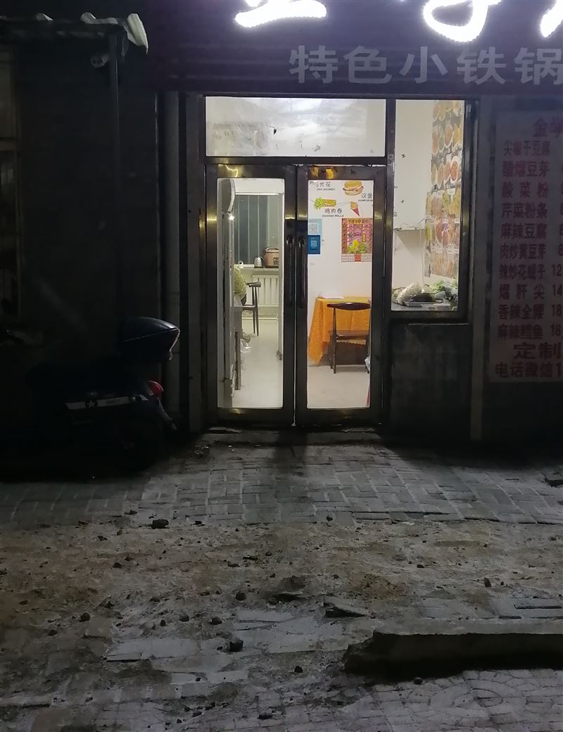 出租惠民小区中学东侧D楼一楼的商服，面积55平方，年租1.6万，双包。