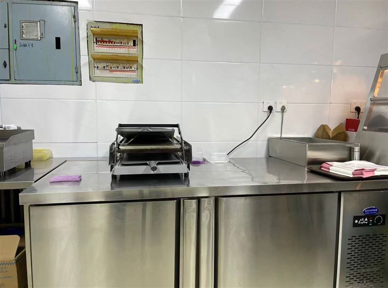 茄子河汉堡店招全天服务员