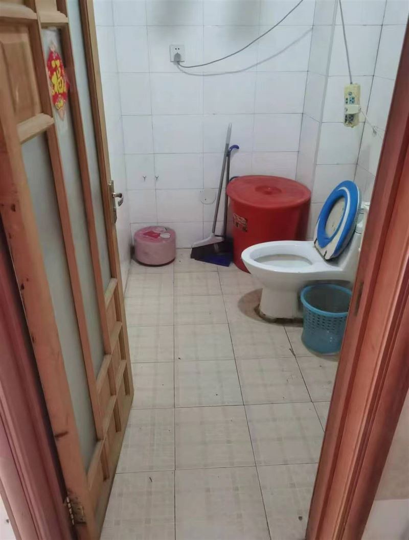 学府华庭。八楼阁楼，中门。