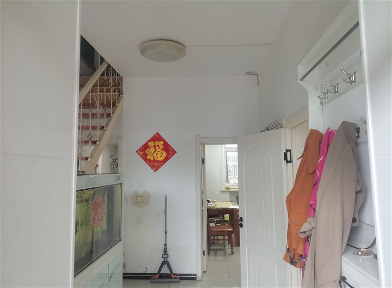 卖楼房单独上下水.集中供热..单独小院.老桃山区政府后院