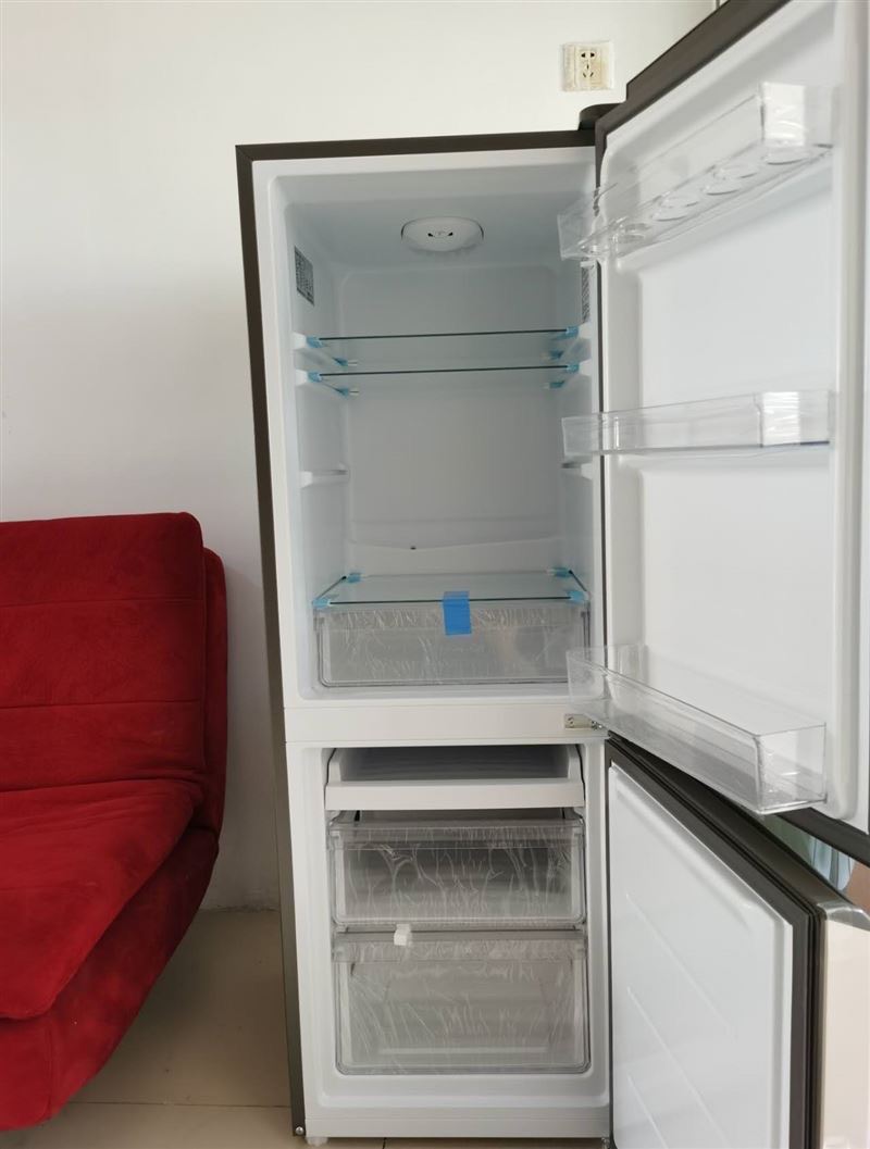 步行街附近年租金6千，家电全新。