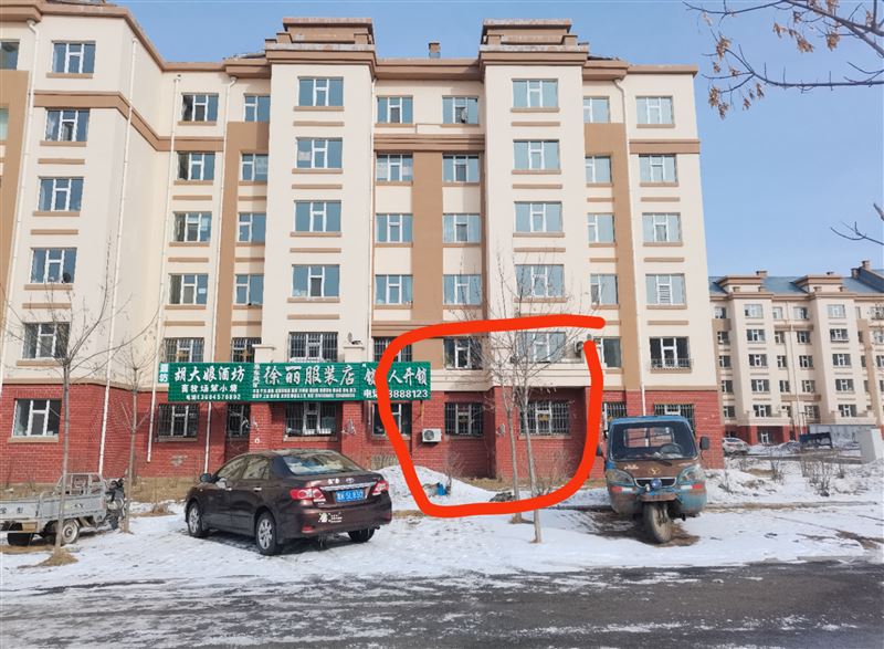 汪清湖小区大门靠道边一楼俩户一起卖可商可住