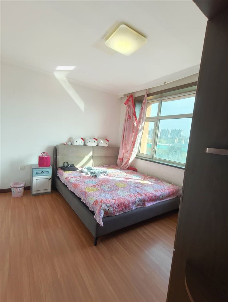出售万宝小区5楼。