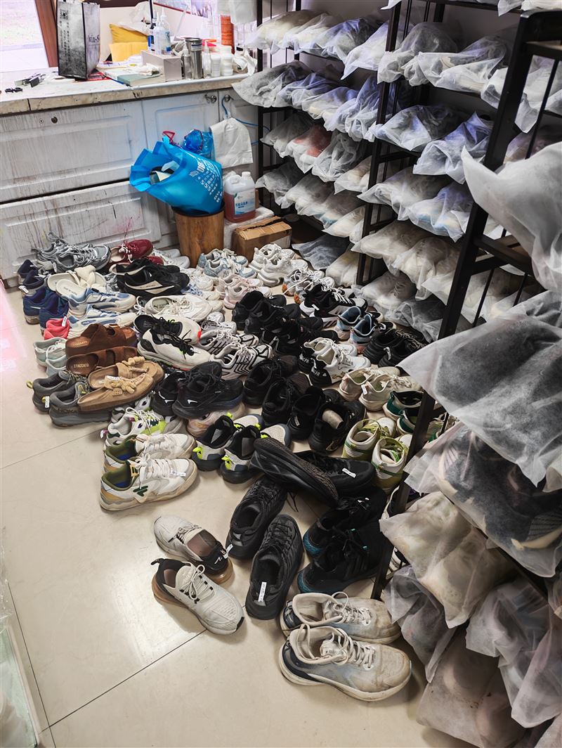 银达洗鞋店外兑