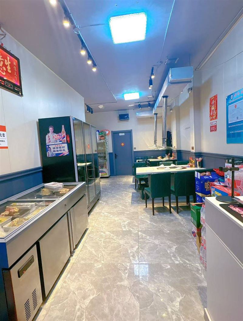 羊腿店吉兑位于欧洲新城斜对面东方名苑一号楼临街有车位，