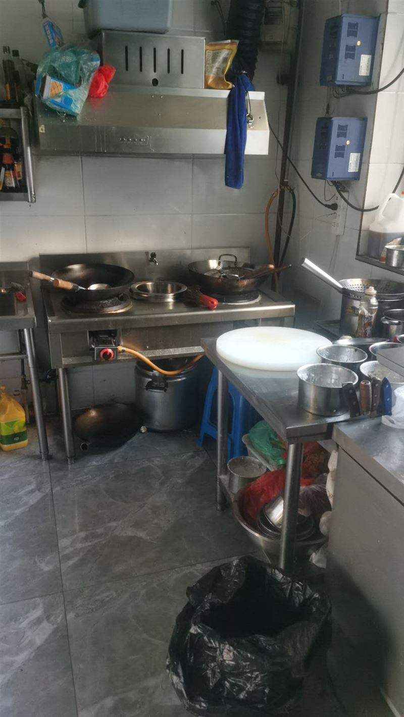 羊腿店吉兑位于欧洲新城斜对面东方名苑一号楼临街有车位，