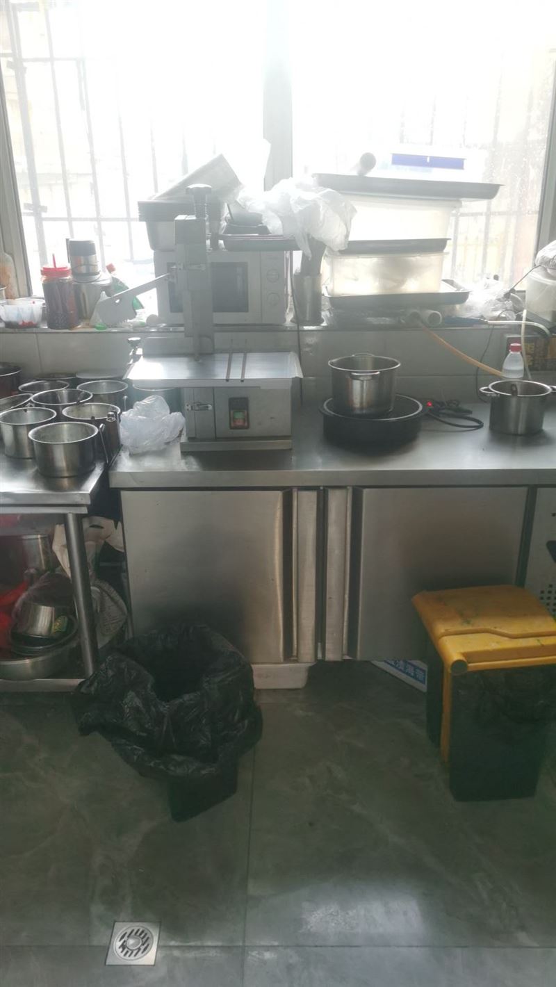 羊腿店吉兑位于欧洲新城斜对面东方名苑一号楼临街有车位，