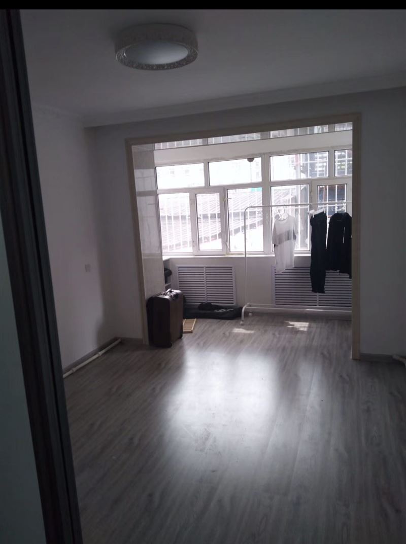 二转盘建行附近楼房出屋