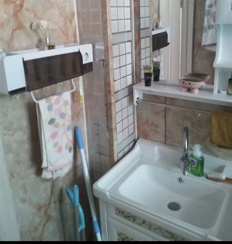 二转盘建行附近楼房出屋