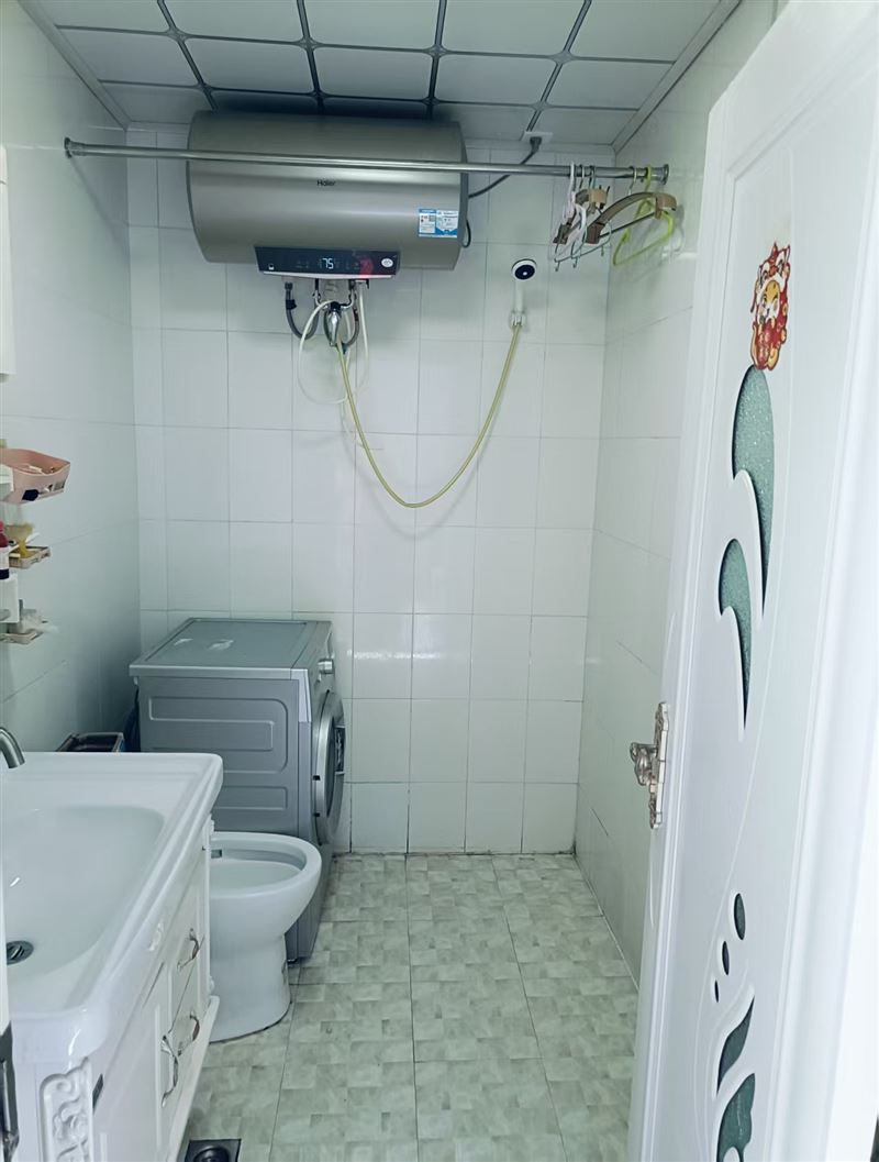 彩虹河畔小区4楼出售