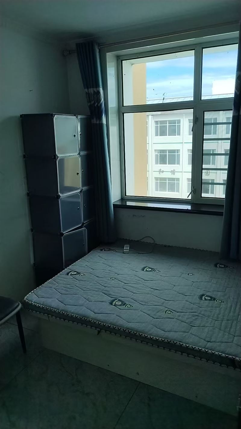 出租七小门口楼房