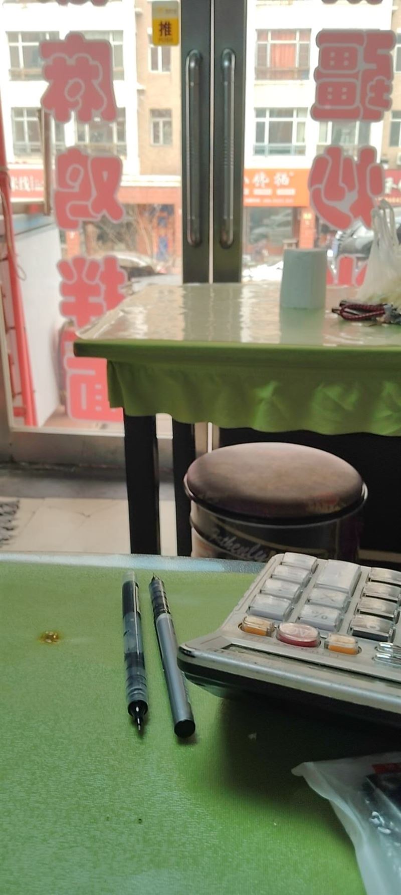 七台河大学侧门小吃店外，