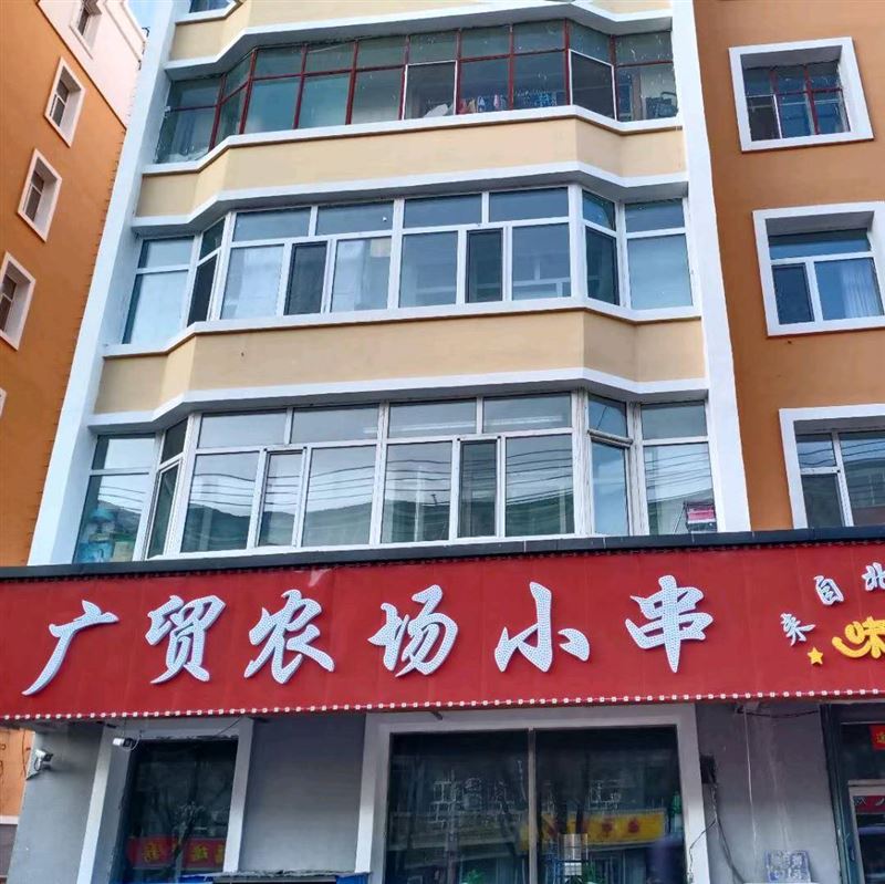 烧烤店招聘后厨炒货大姐。工资5500，另加满勤500元。中午11点~晚上12点。
