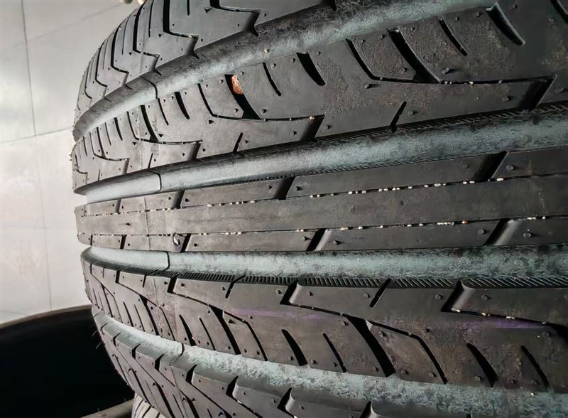 出售99新法国宝石轮胎215/60R17