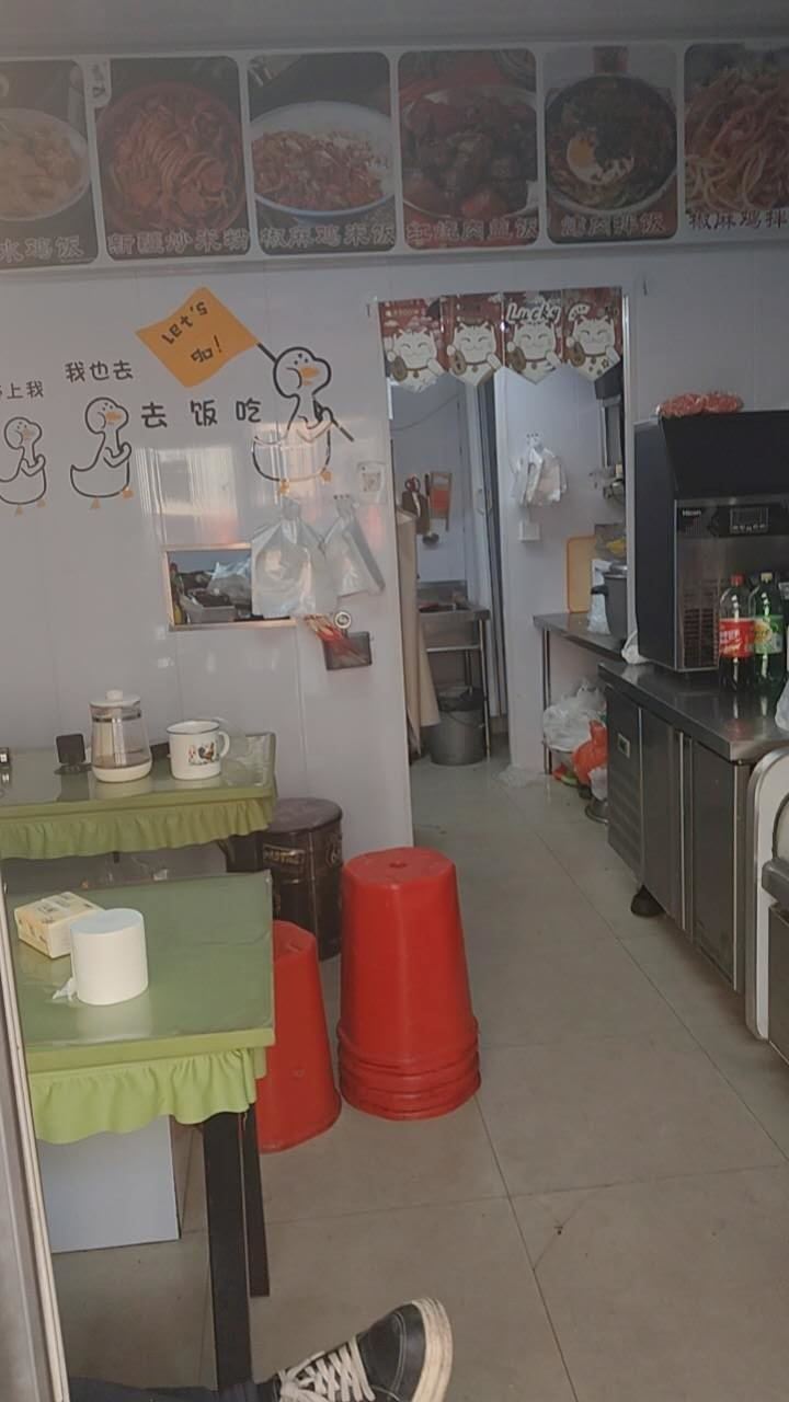 七台河大学侧门快餐店