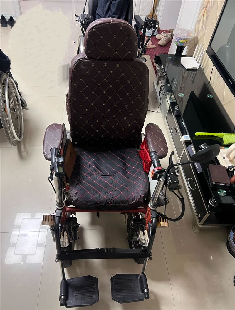 出售电动四轮轮椅（路霸1代）