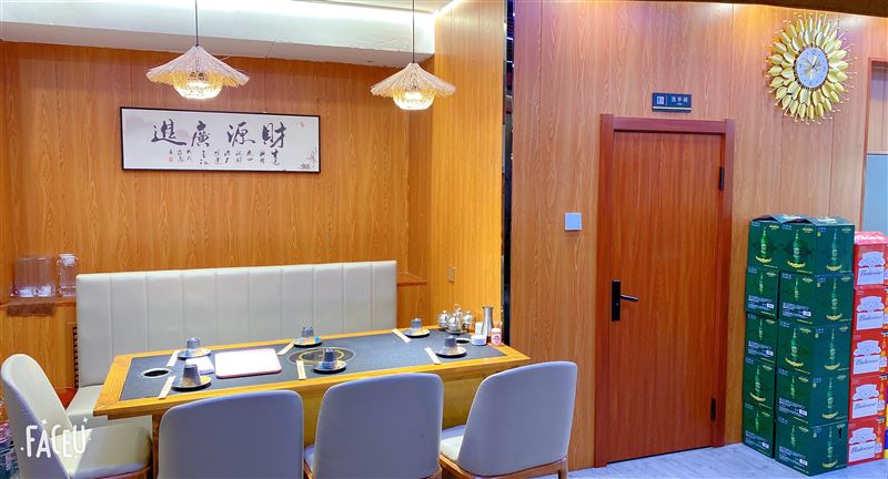 狼嚎街街烧烤店外兑