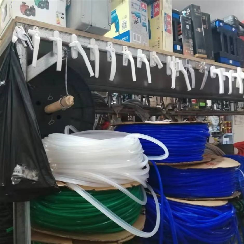 定做各种纱窗。金刚网高透纱窗，软包防盗门，专业维修门窗。换合页把手密封条。打密封胶。