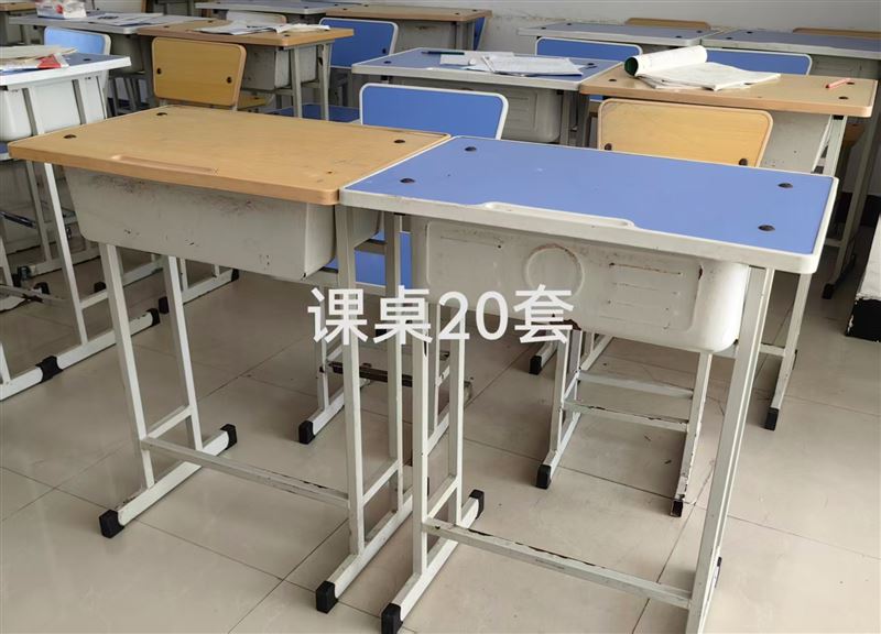 出售课桌椅，黑板