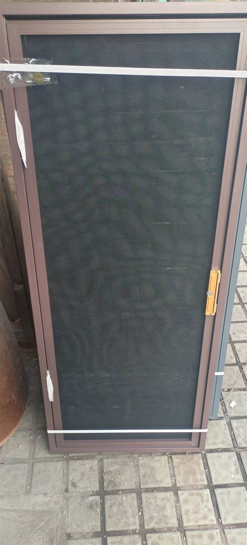 批发厂家定做各种纱窗，软包防盗门，维修门窗，换合页，把手，密封条，打密封胶。换玻璃。