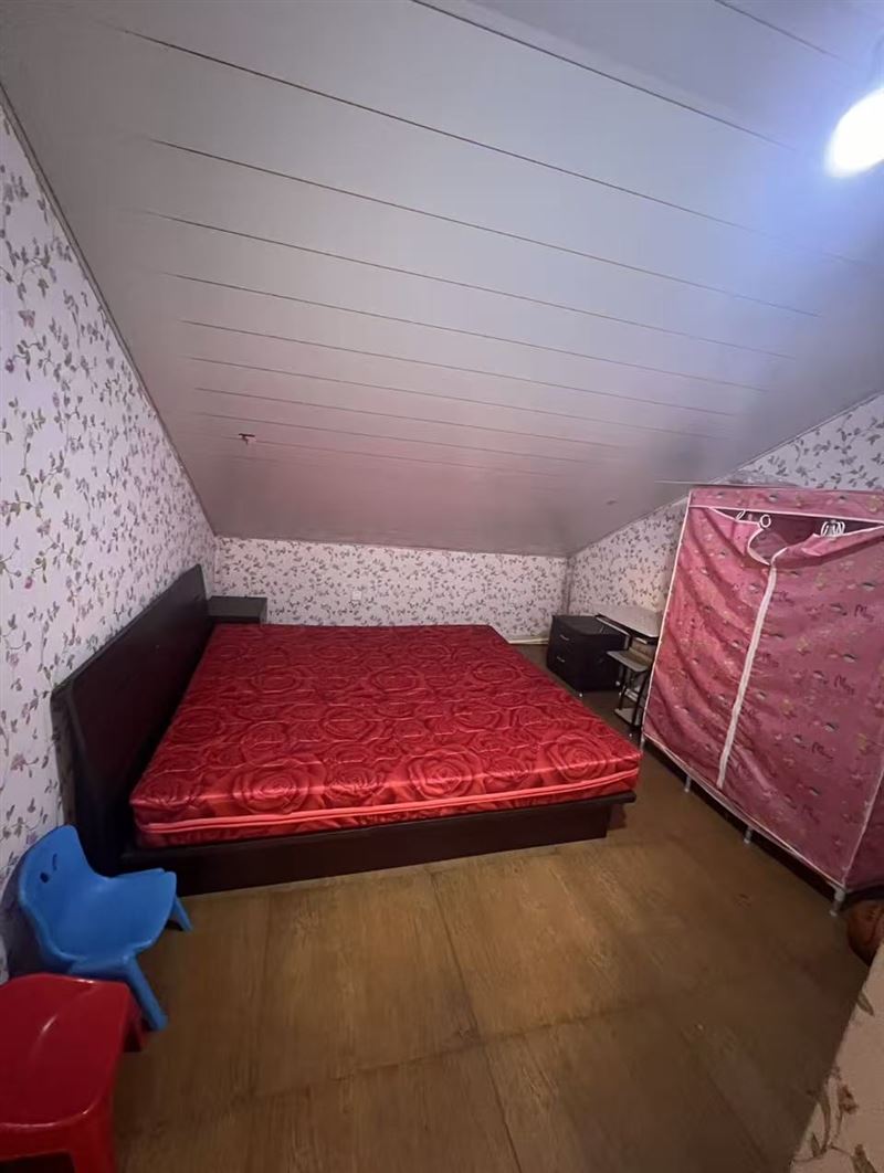 特价房，朝阳阁楼屋里东西都带，正房三室一厅6.5可议