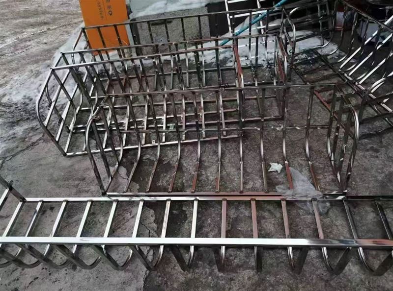 维修门窗关不严~安装金钢网纱窗~软包防盗门，床头，炕围子。